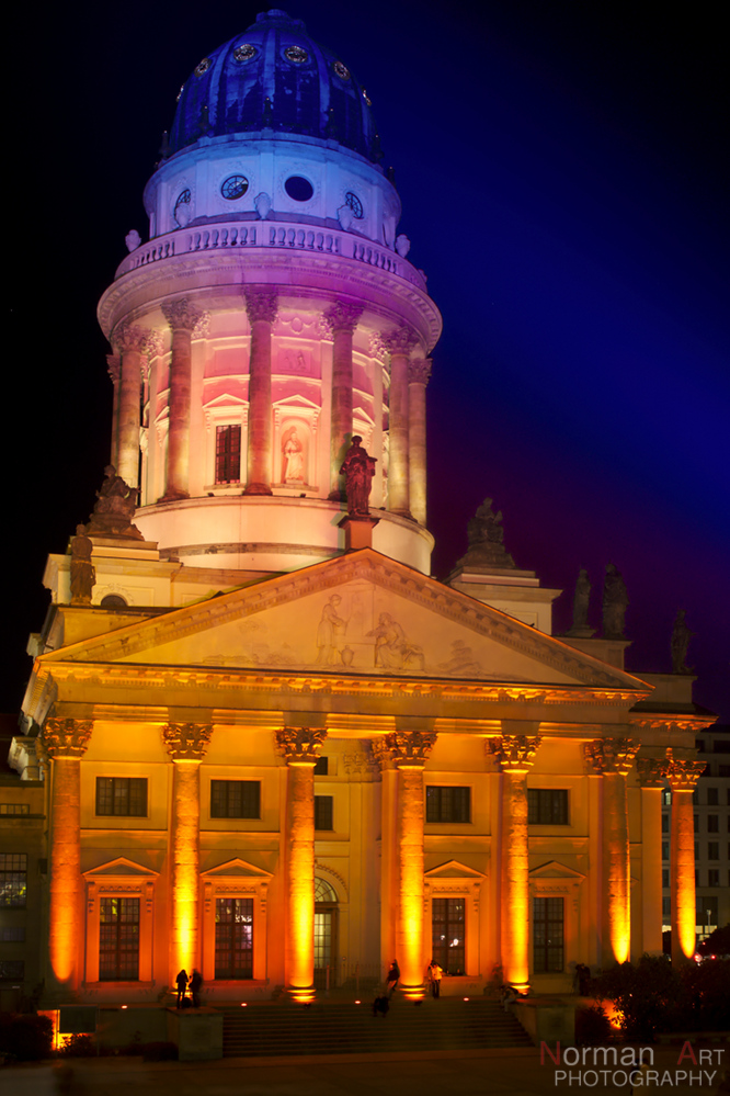 Farbenpracht bei Nacht - Der französische Dom beim Festival of Lights