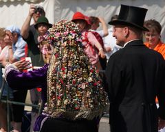 Farbenpracht in Perlglanz - Brautkopfschmuck einer hessischen Volkstracht