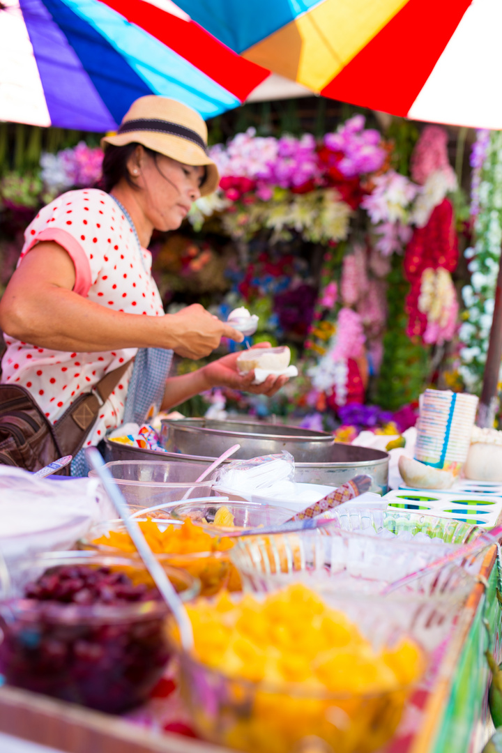 Farbenpracht und Bewegung am Markt