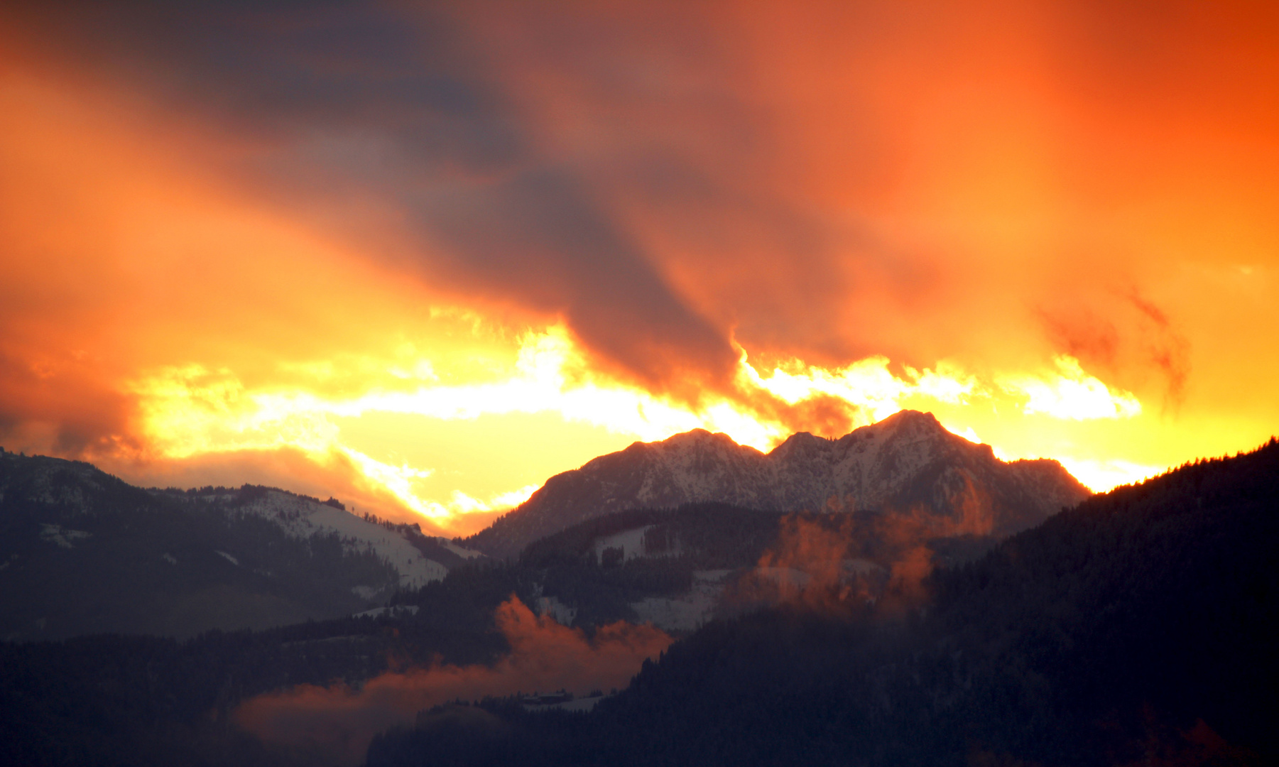 Farbenprächtiger Sonnenuntergang in den Bergen