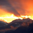 Farbenprächtiger Sonnenuntergang in den Bergen