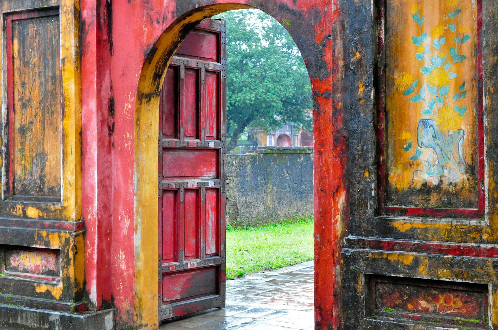 Farbenprächtiges Eingangstor in der Königstadt Hue