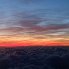 Farbenrausch bei Sonnenuntergang über den Wolken