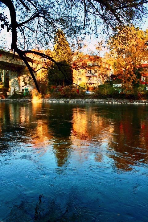 Farbenspiegel auf dem Wasser