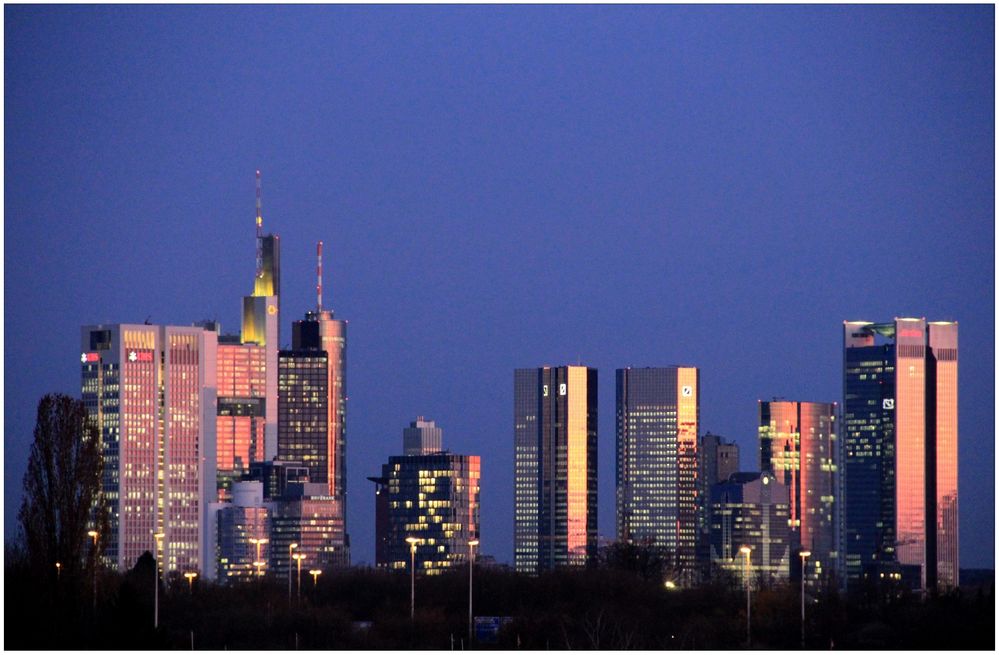 Farbenspiegelung Frankfurter Skyline