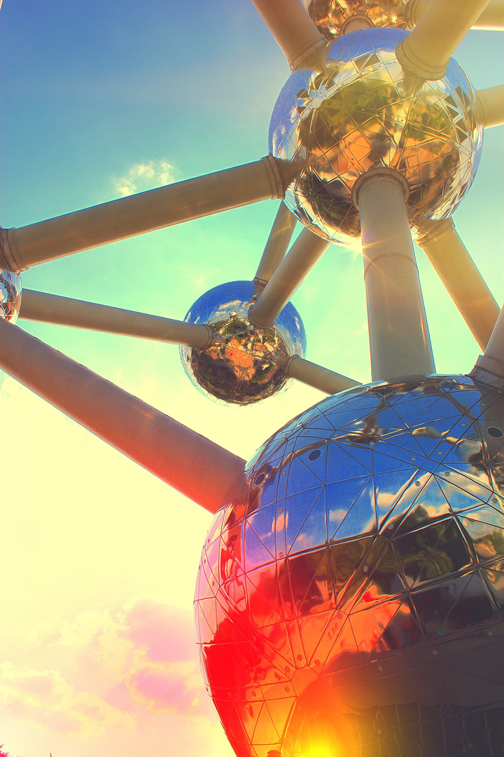 Farbenspiel am Atomium