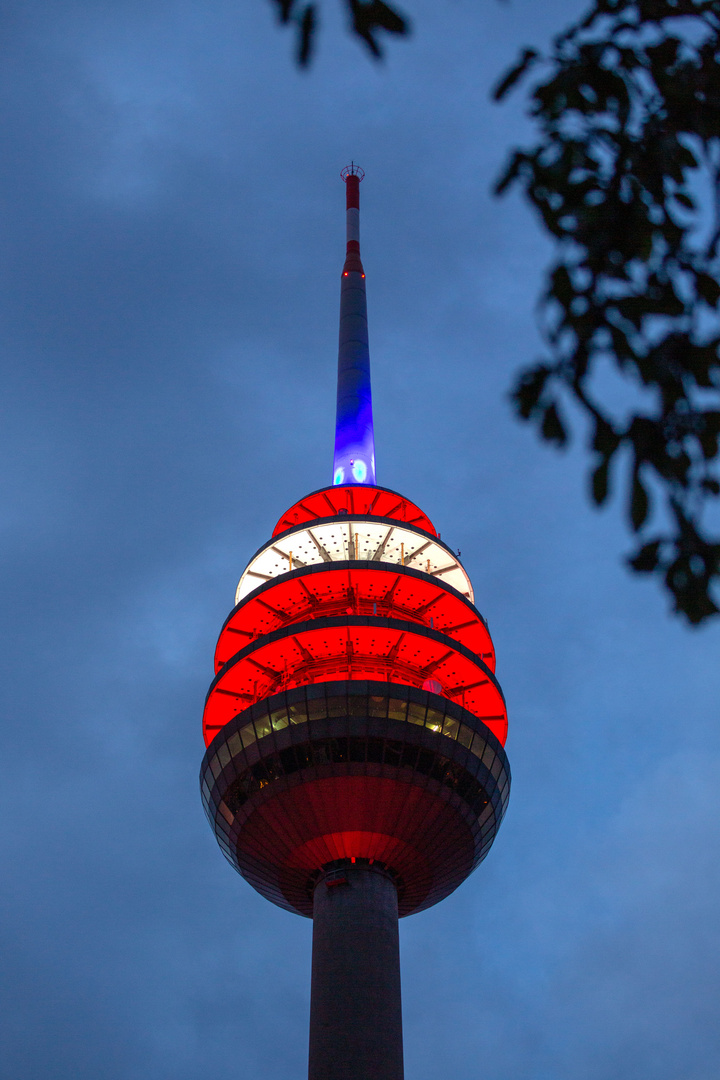 Farbenspiel am Fernmeldeturm