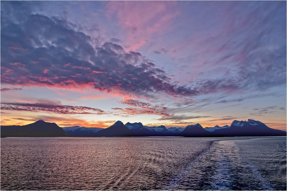 Farbenspiel am Himmel in Nordnorwegen