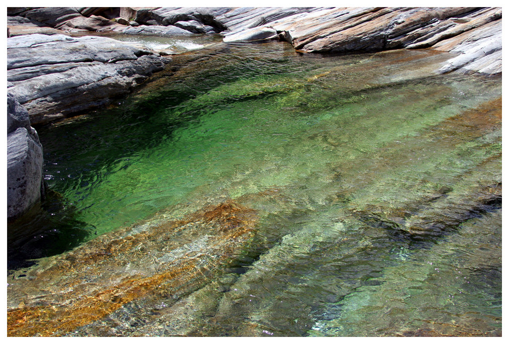 Farbenspiel im Wasser in Lavertezzo