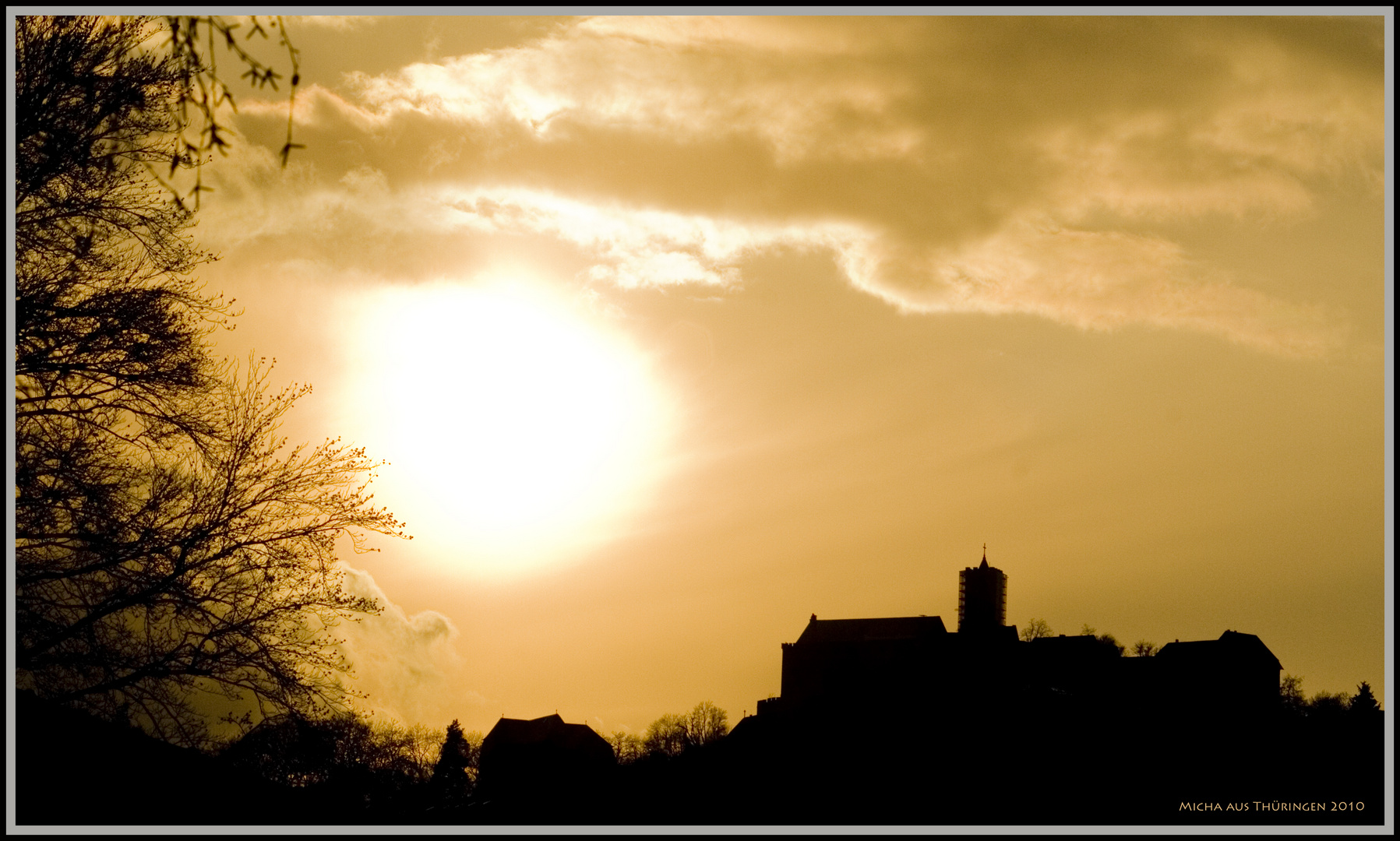 Farbenspiel mit Silhouette der Wartburg