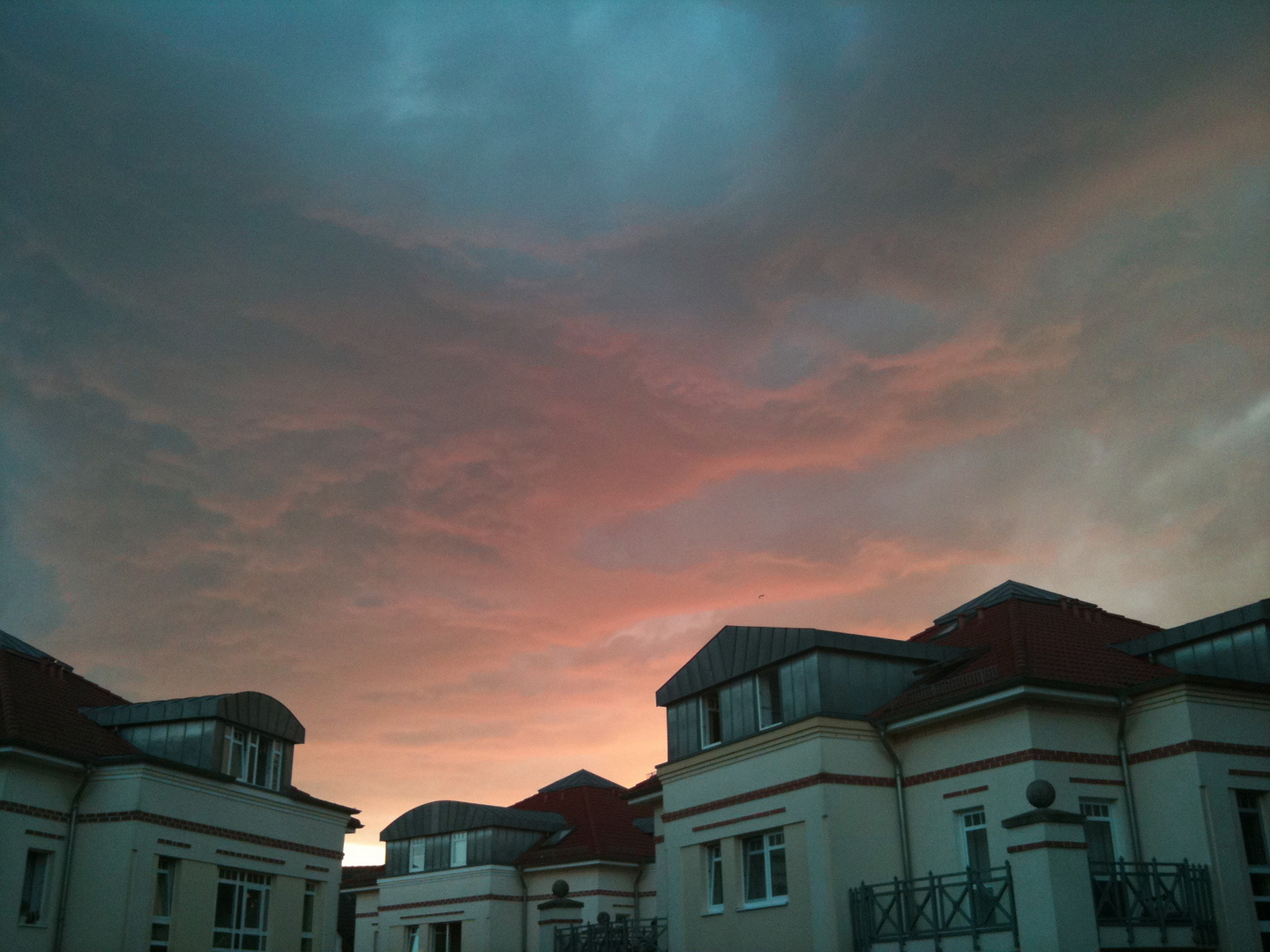 Farbenspiel von Sonne und Wolken