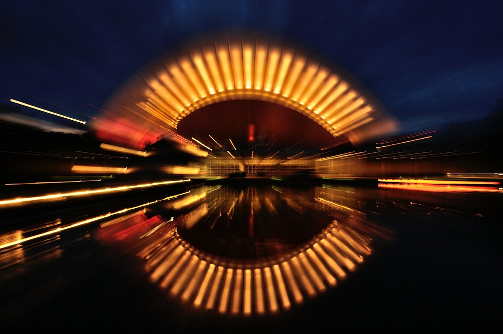 Farbexplosion an der Kongresshalle in Berlin, aufgrund ihres muschelschalenähnlichen...