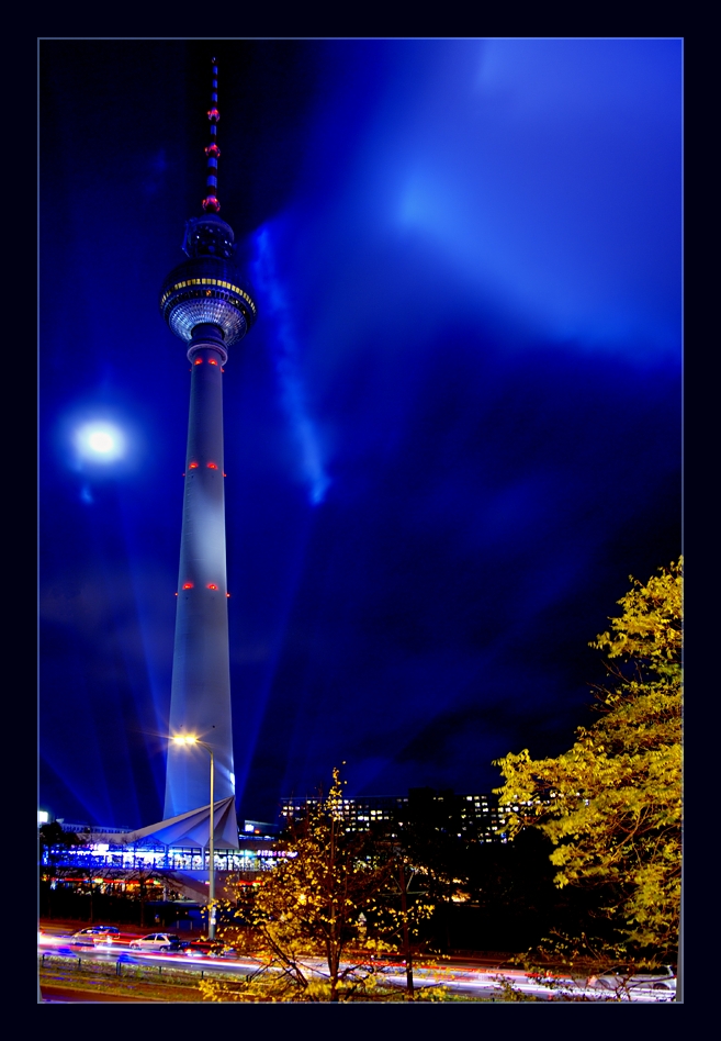 Farbexplosion oder Polarlicht am Berliner Fernsehturm