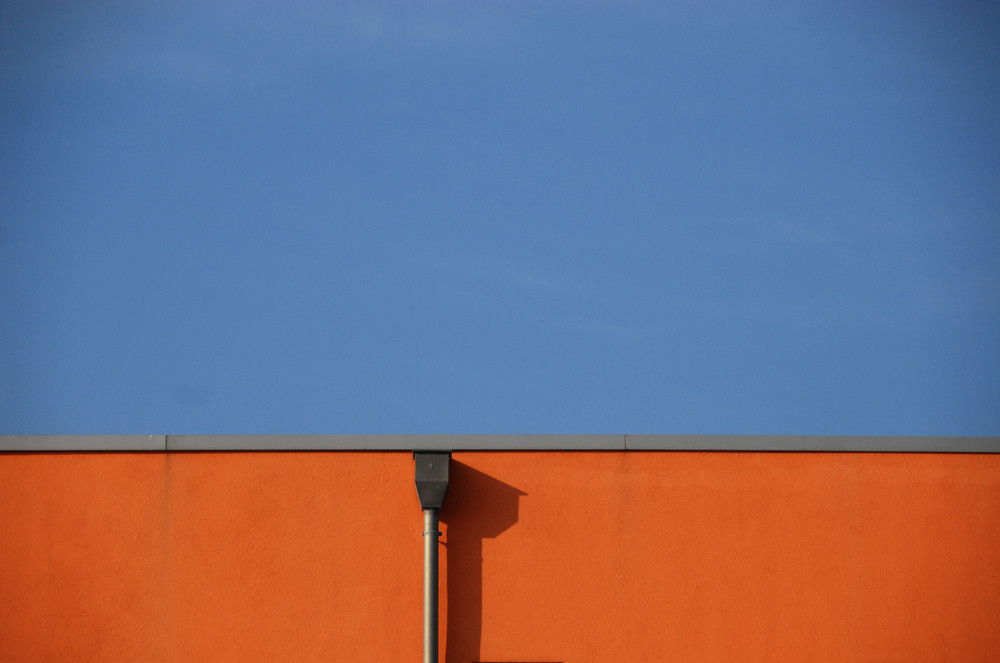 Farbfläche (Industriegebäude) vor blauem Himmel