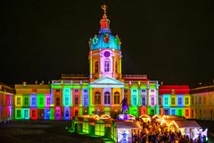 Farbgewaltiger Weihnachtsmarkt