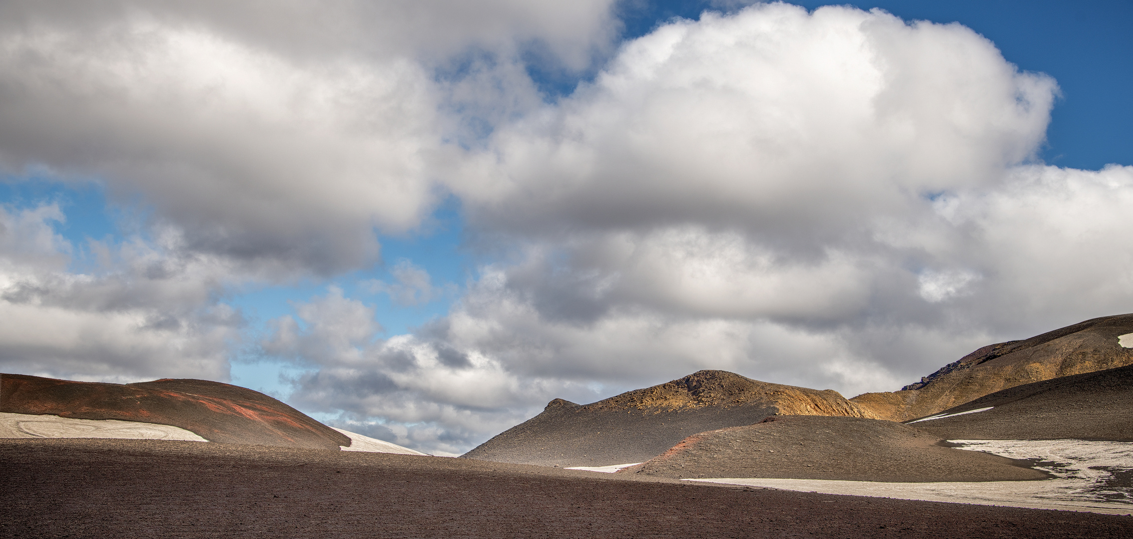 farbige Berge und ewiges Eis