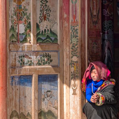 farbige Fingernägel im Sonnenschein