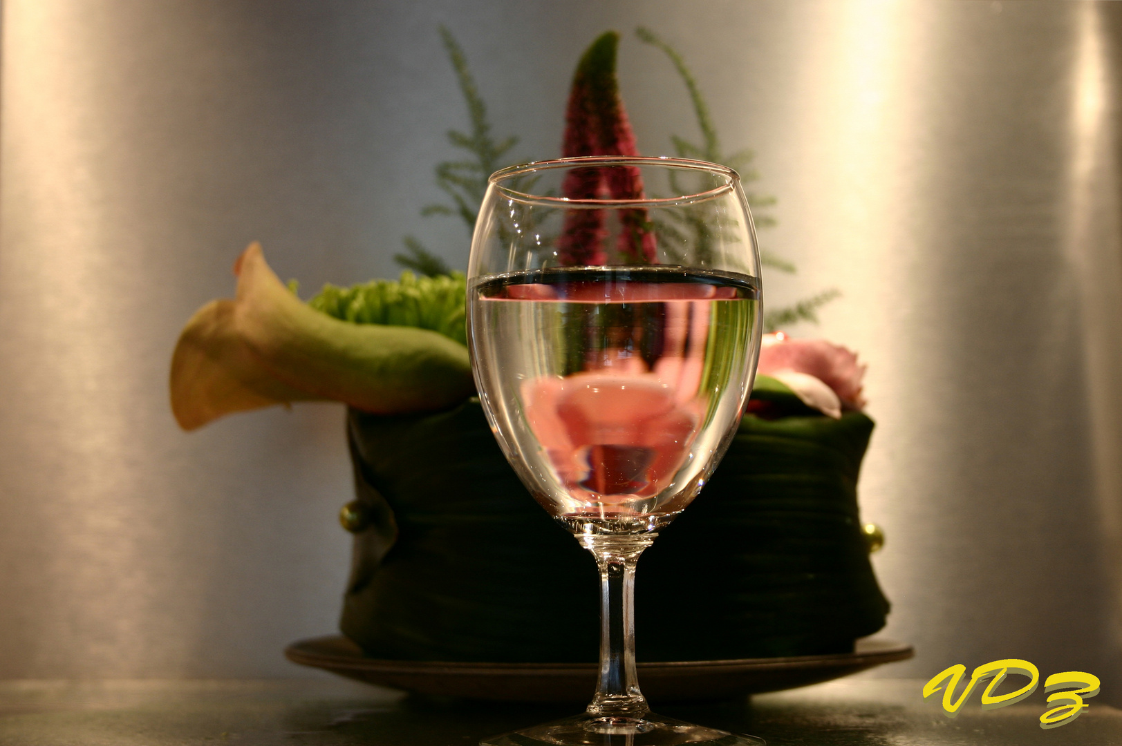 Farbige Glas Wein mit Wasser gefüllt.