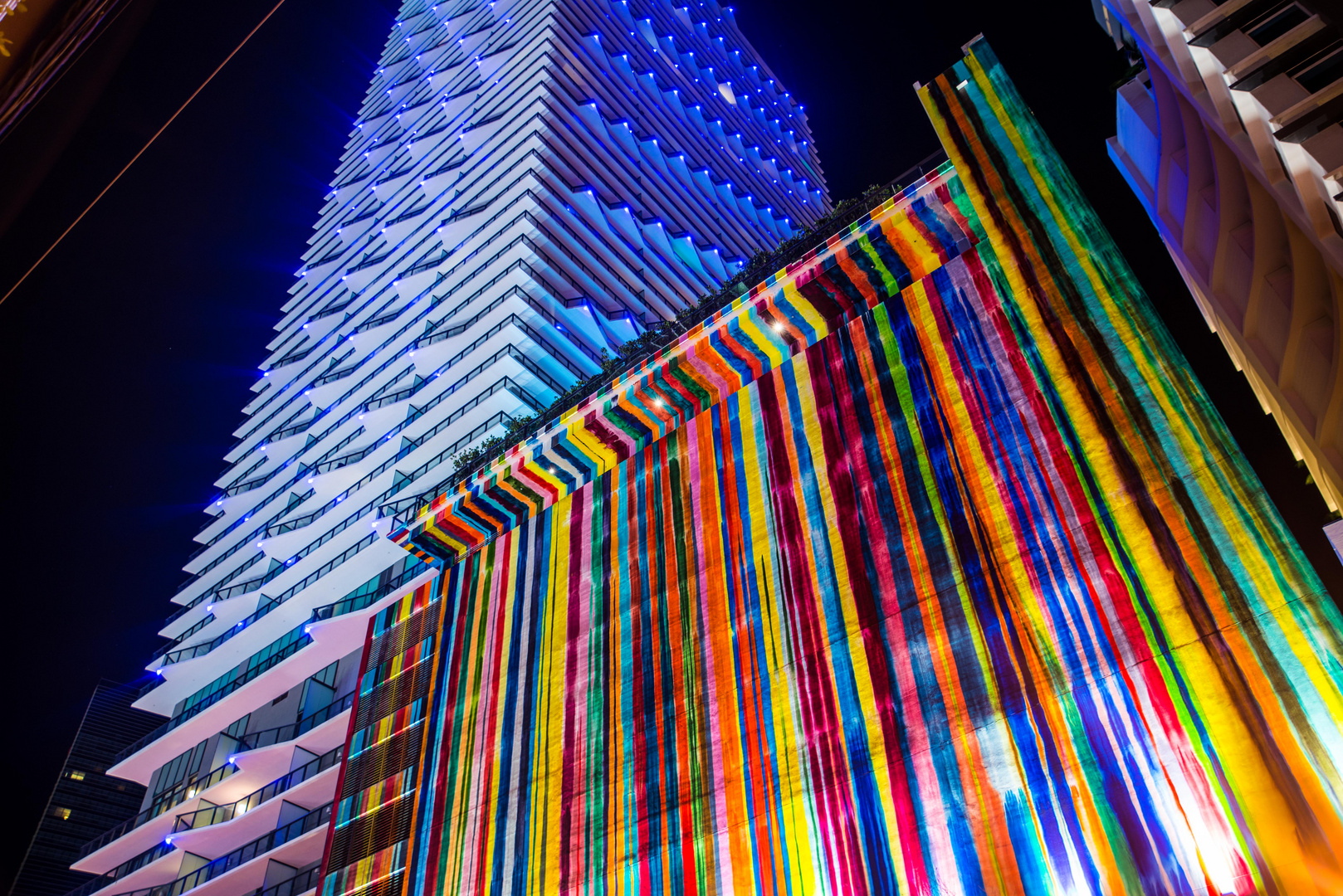 Farbige Linien als Hausdekoration. Hotel in Miami.