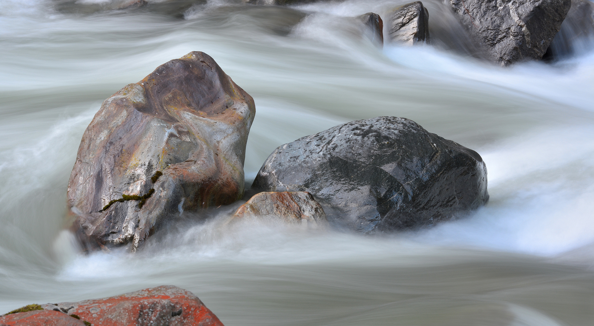 Farbige Steine im Wildbach