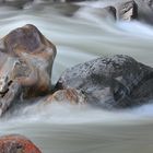 Farbige Steine im Wildbach