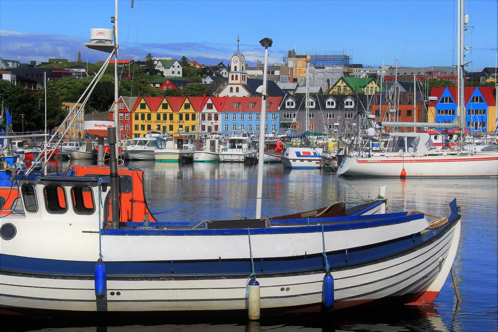 Farbiger Hafen von Torshavn