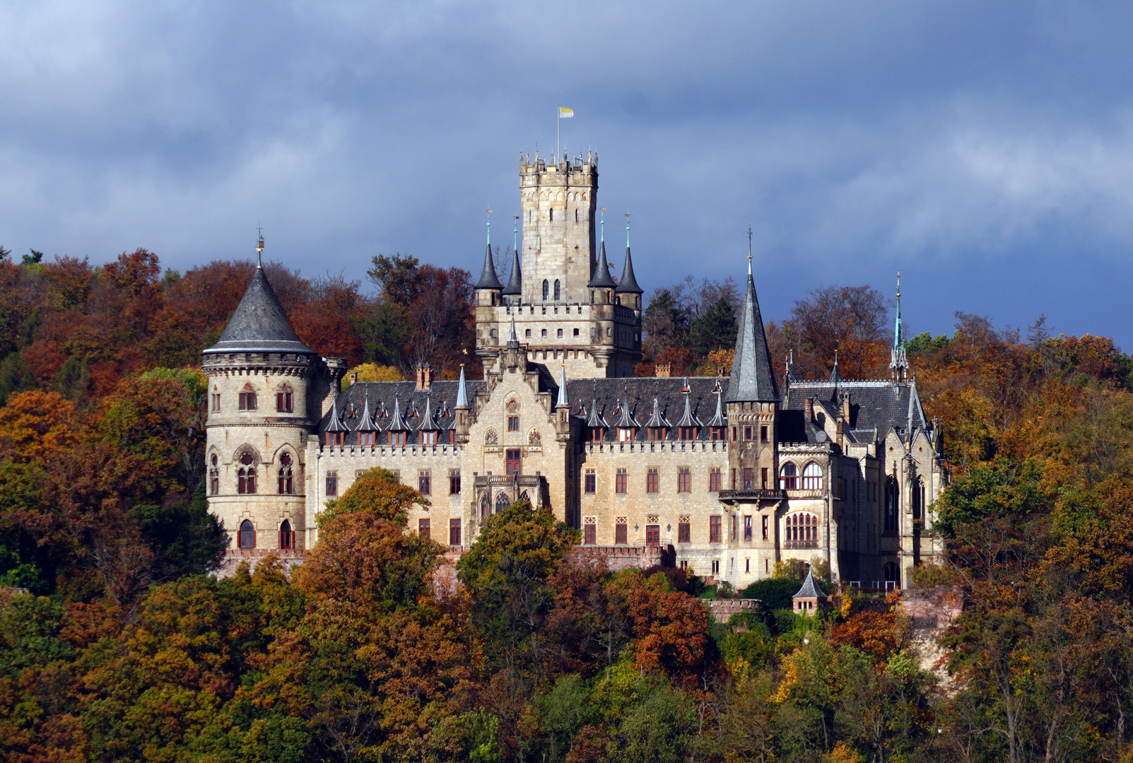 Farbiger Herbst um Schloss Marienburg