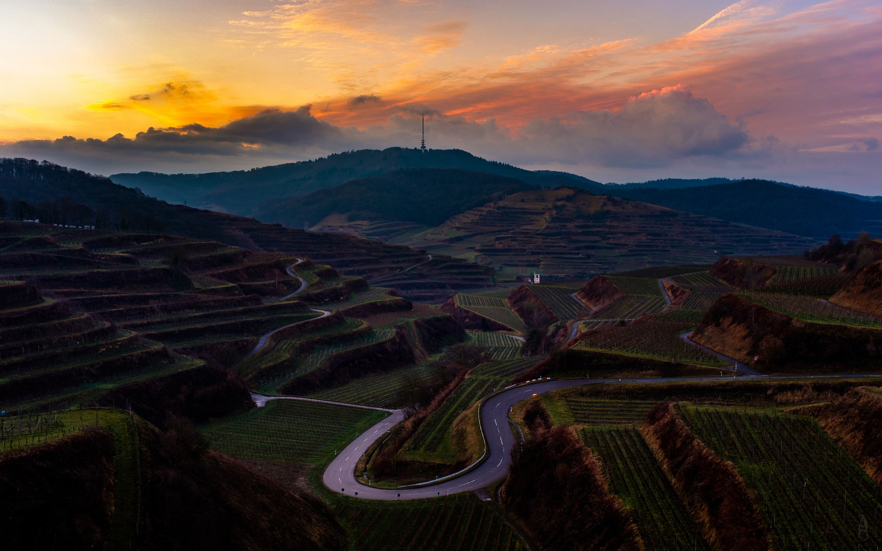 Farbiger Sonnenaufgang am Kaiserstuhl