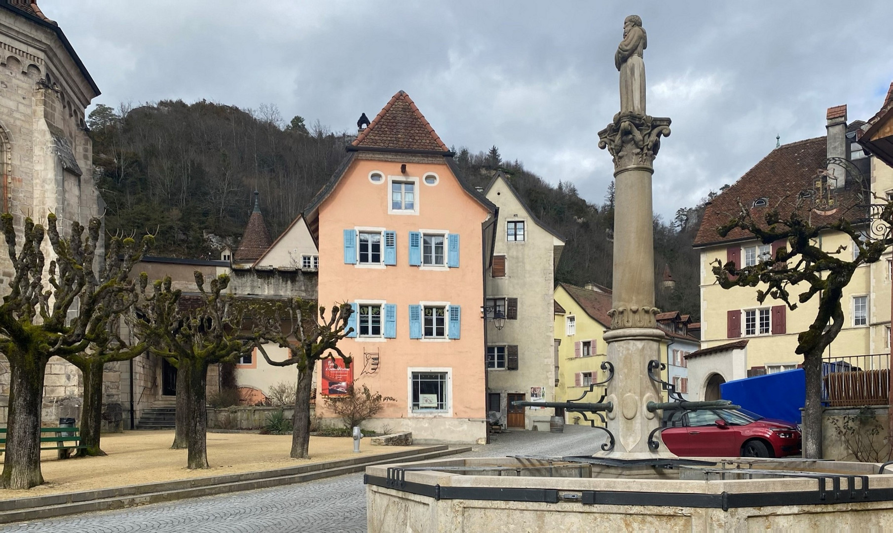 Farbiges St-Ursanne mit dem Fontaine du Mai