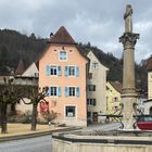 Farbiges St-Ursanne mit dem Fontaine du Mai