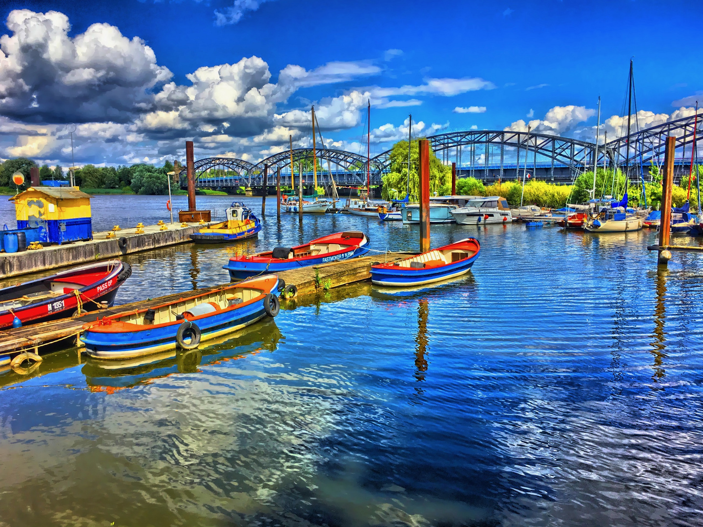 Farbkleckse auf der Elbe