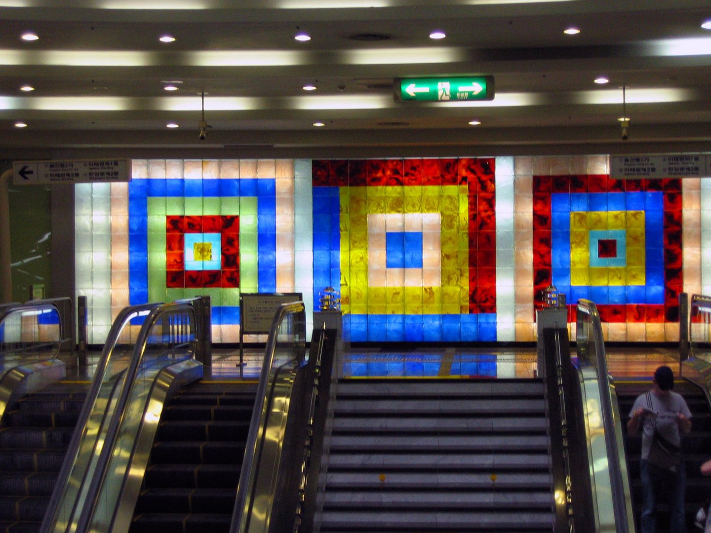 Farbkontrastlehre in der U-Bahnstation