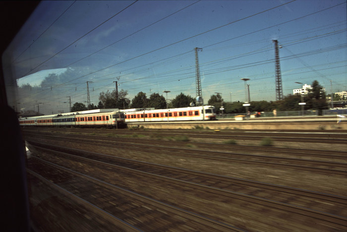 farblich gemischter S-Bahnzug in München