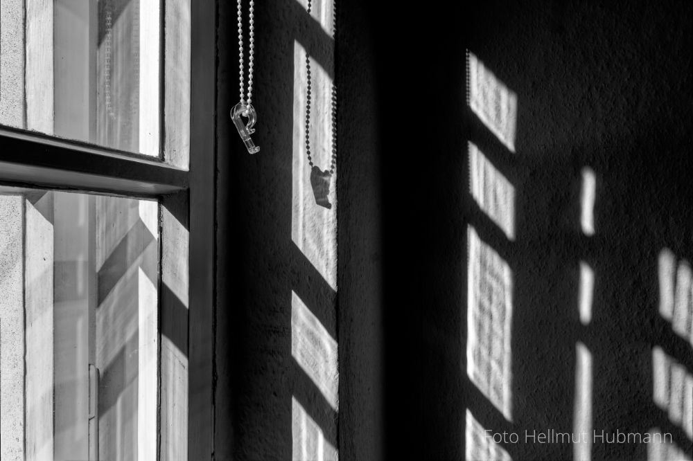 FARBLOSES FENSTERBILD MIT EIGENEM SCHATTEN