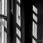 FARBLOSES FENSTERBILD MIT EIGENEM SCHATTEN