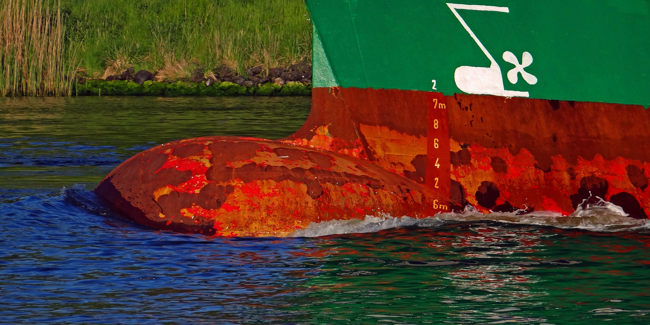 Farbspiegelung im Nord-Ostsee-Kanal