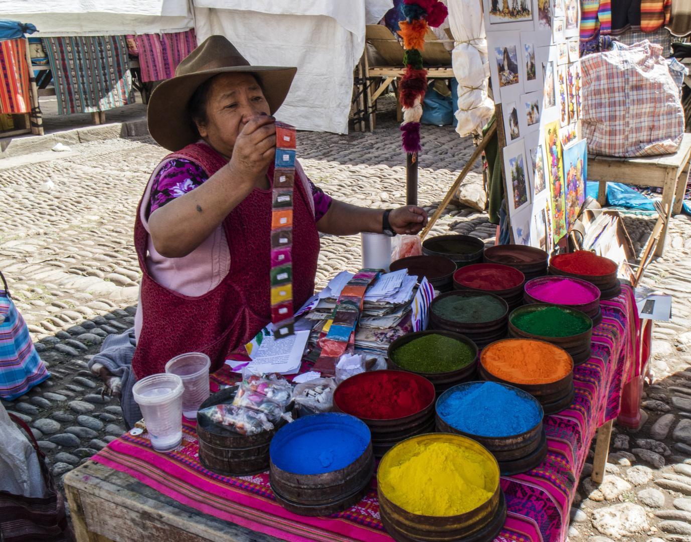 Farbverkäuferin - Markt in Pisac, Peru