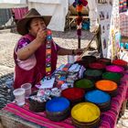 Farbverkäuferin - Markt in Pisac, Peru