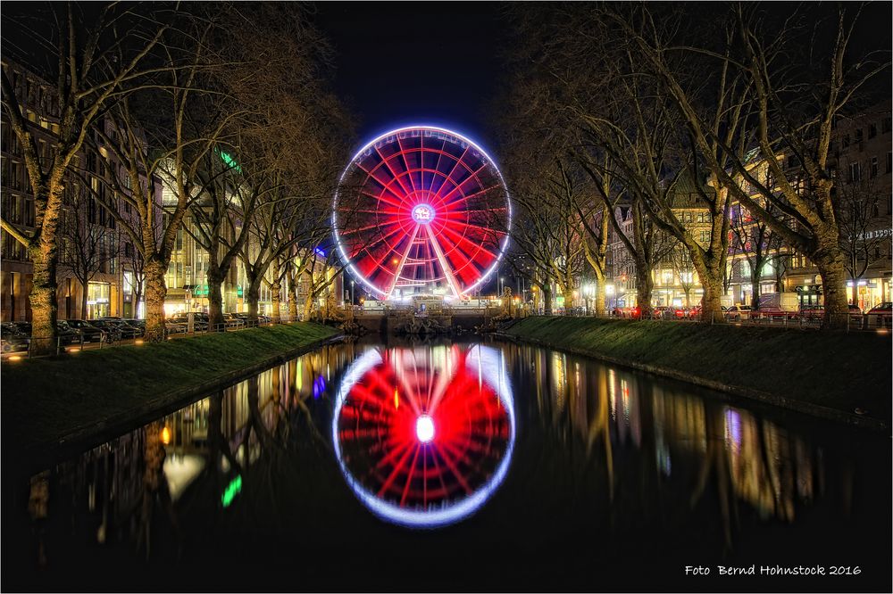 Farbwechsel beim Riesenrad auf der Kö ...