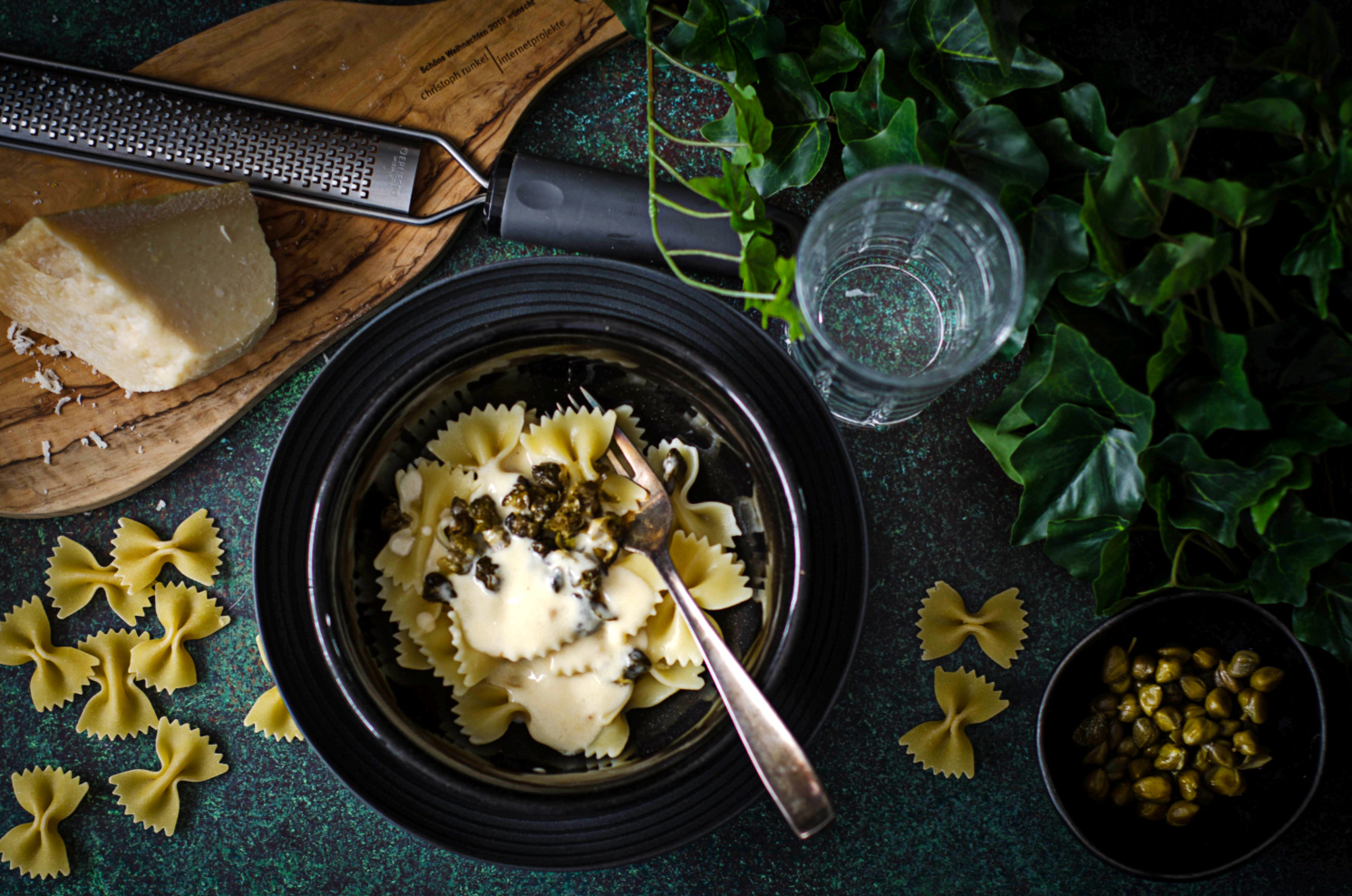 Farfalle mit Parmesancreme und frittierten Kapern