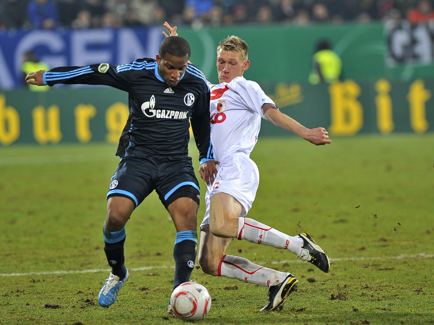 Farfan (S04) gegen Axel Bellinghausen (FC Augsburg)