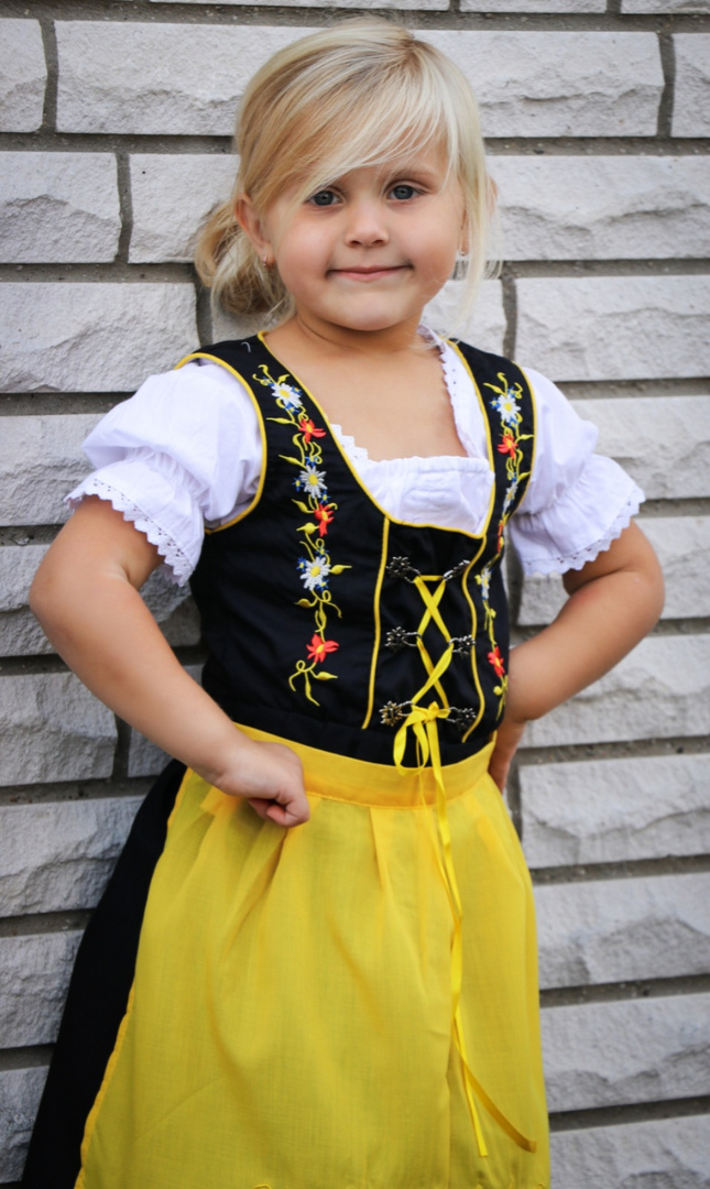 Farina im Dirndl