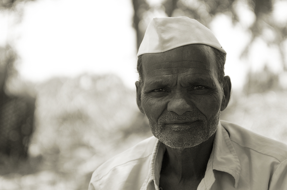 farmer vor seinem haus in der nähe von nanded, maharashtra