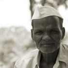 farmer vor seinem haus in der nähe von nanded, maharashtra