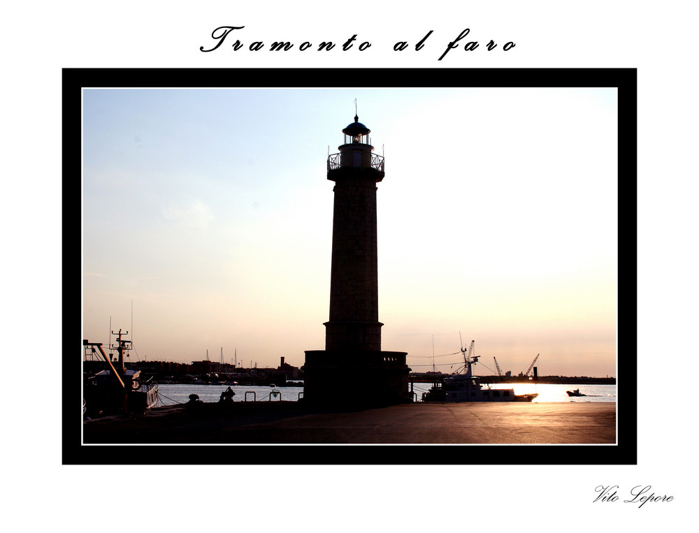 faro al tramonto