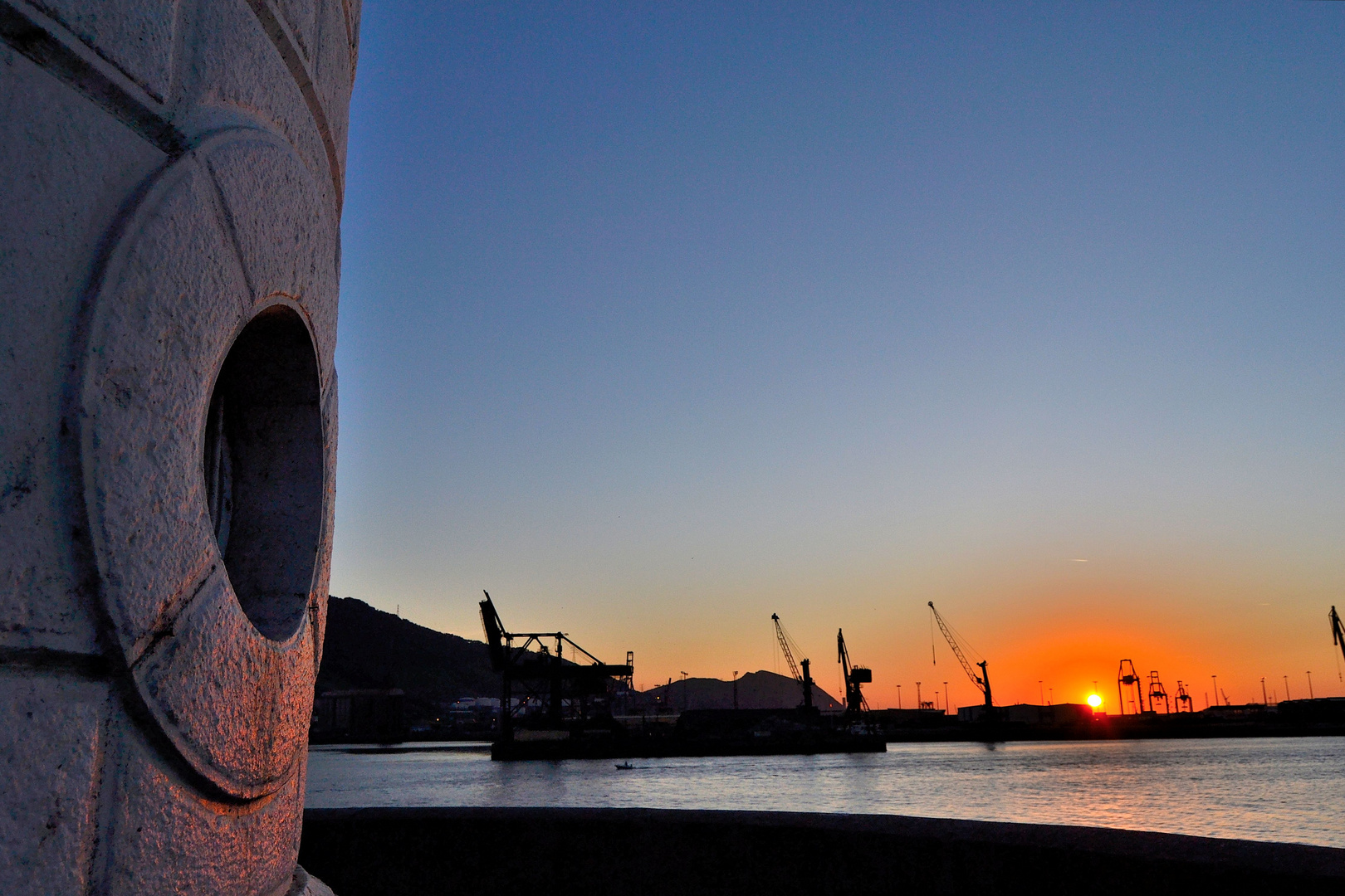 Faro Algorta al atardecer