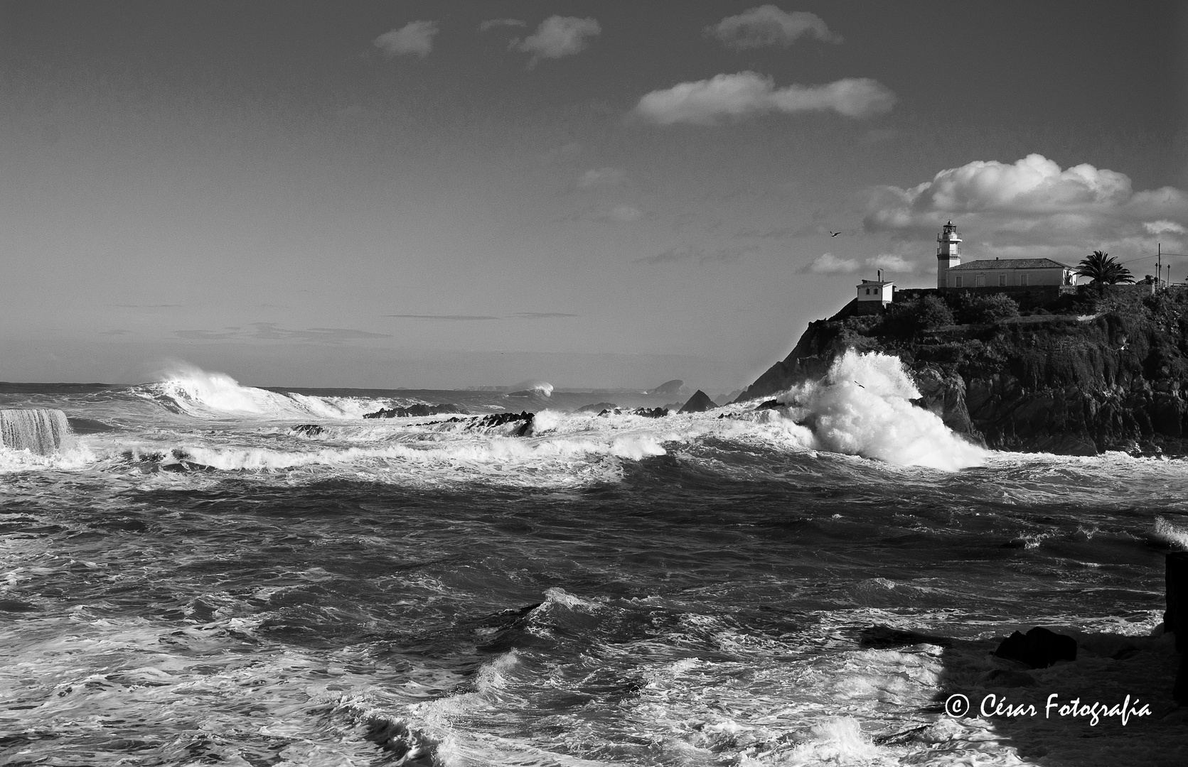 Faro de Cudillero contra el mar