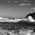 Faro de Cudillero contra el mar