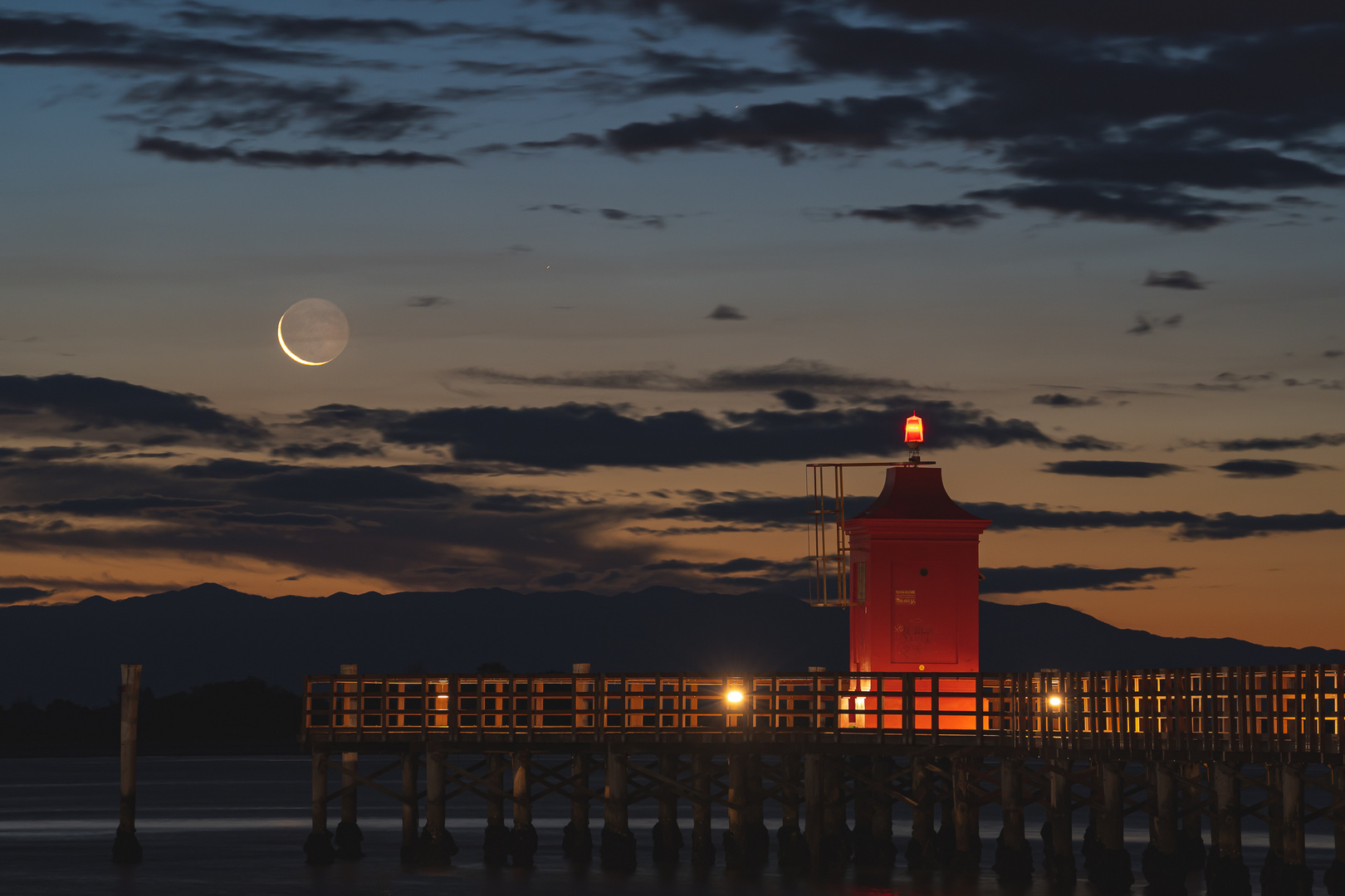 Faro Rosso con luna