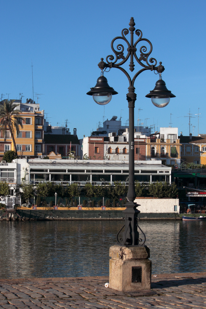 farola de fundición en ribera del río